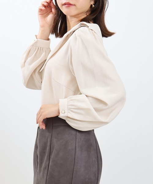 ASTORIA ODIER(アストリアオディール)の「とろみアシメ肩リボンブラウス(シャツ/ブラウス・レディース・イエロー/ホワイト/ブラウン/ピンクベージュ・MEDIUM)」の16枚目の写真