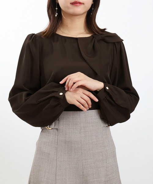 ASTORIA ODIER(アストリアオディール)の「とろみアシメ肩リボンブラウス(シャツ/ブラウス・レディース・イエロー/ホワイト/ブラウン/ピンクベージュ・MEDIUM)」の21枚目の写真