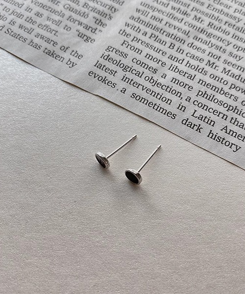 VIBGYOR（ヴィブジョー）の「ブラックワンポイントペアピアス/メンズ/両耳用(LEY)（ピアス（両耳用）・メンズ・シルバー・FREE）」の3枚目の写真