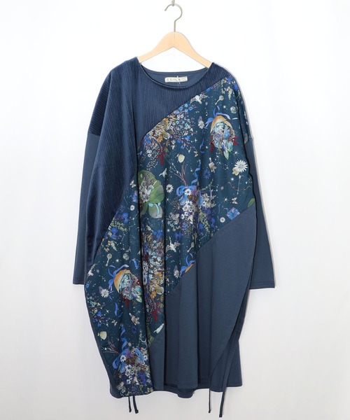 iS ScoLar（イズスカラー）の「553238：ネコと花の天の川柄 ドロストワンピース（ワンピース・レディース・ブラック/ベージュ/ネイビー・M）」の3枚目の写真