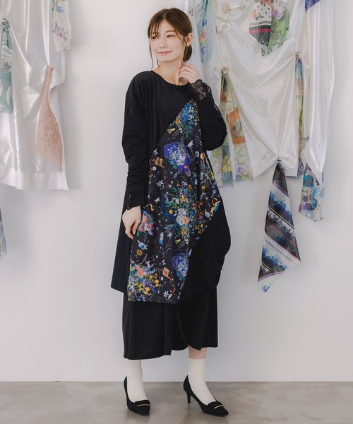 iS ScoLar（イズスカラー）の「553238：ネコと花の天の川柄 ドロストワンピース（ワンピース・レディース・ブラック/ベージュ/ネイビー・M）」の2枚目の写真