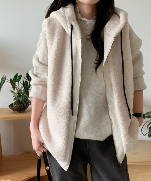 ABITOKYO(アビトーキョー)の「フーディ付きボアベスト(ベスト・レディース・ブラック/ベージュ/モカ・XL/L/M)」の1枚目の写真