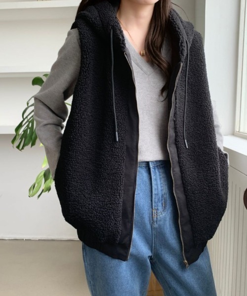 ABITOKYO(アビトーキョー)の「フーディ付きボアベスト(ベスト・レディース・ブラック/ベージュ/モカ・XL/L/M)」の2枚目の写真