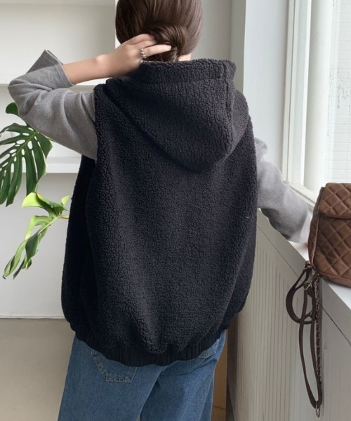 ABITOKYO(アビトーキョー)の「フーディ付きボアベスト(ベスト・レディース・ブラック/ベージュ/モカ・XL/L/M)」の4枚目の写真