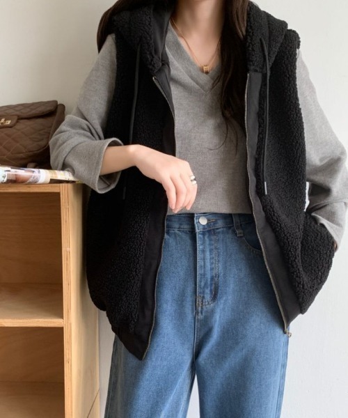 ABITOKYO(アビトーキョー)の「フーディ付きボアベスト(ベスト・レディース・ブラック/ベージュ/モカ・XL/L/M)」の5枚目の写真