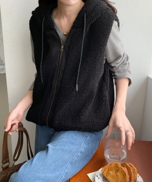ABITOKYO(アビトーキョー)の「フーディ付きボアベスト(ベスト・レディース・ブラック/ベージュ/モカ・XL/L/M)」の8枚目の写真