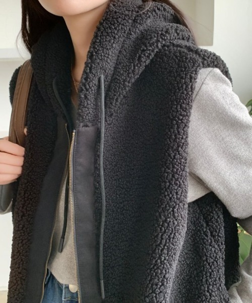 ABITOKYO(アビトーキョー)の「フーディ付きボアベスト(ベスト・レディース・ブラック/ベージュ/モカ・XL/L/M)」の10枚目の写真