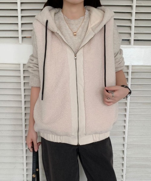 ABITOKYO(アビトーキョー)の「フーディ付きボアベスト(ベスト・レディース・ブラック/ベージュ/モカ・XL/L/M)」の15枚目の写真