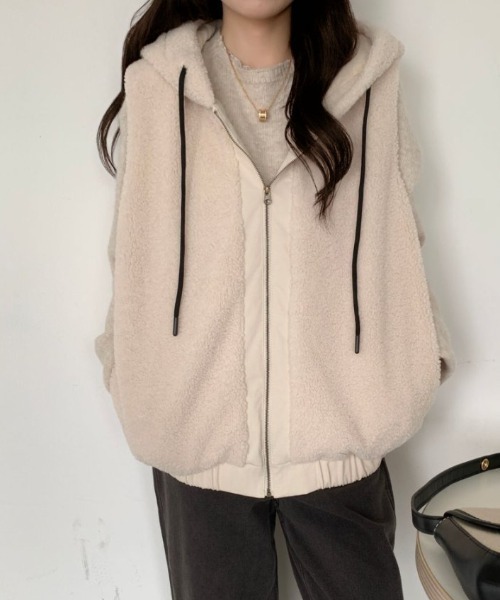 ABITOKYO(アビトーキョー)の「フーディ付きボアベスト(ベスト・レディース・ブラック/ベージュ/モカ・XL/L/M)」の18枚目の写真