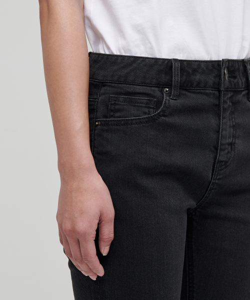 MUSINSA STANDARD WOMAN（ムシンサスタンダードウーマン）の「レディーススリムストレートデニムパンツ[ウォッシュドブラック]（デニムパンツ・レディース・その他・26/27/28/29/30/24/25）」の5枚目の写真