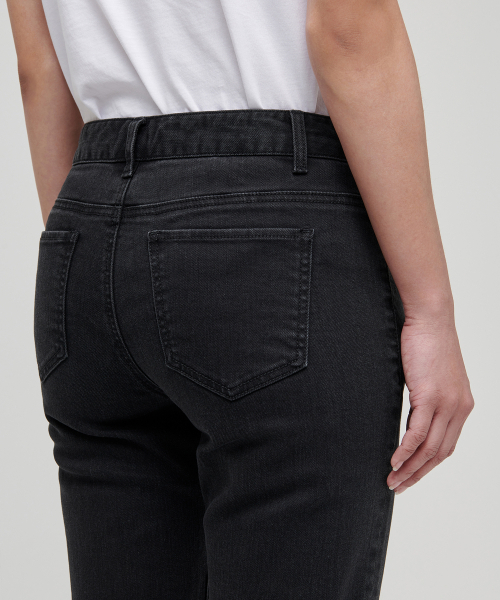 MUSINSA STANDARD WOMAN（ムシンサスタンダードウーマン）の「レディーススリムストレートデニムパンツ[ウォッシュドブラック]（デニムパンツ・レディース・その他・26/27/28/29/30/24/25）」の6枚目の写真