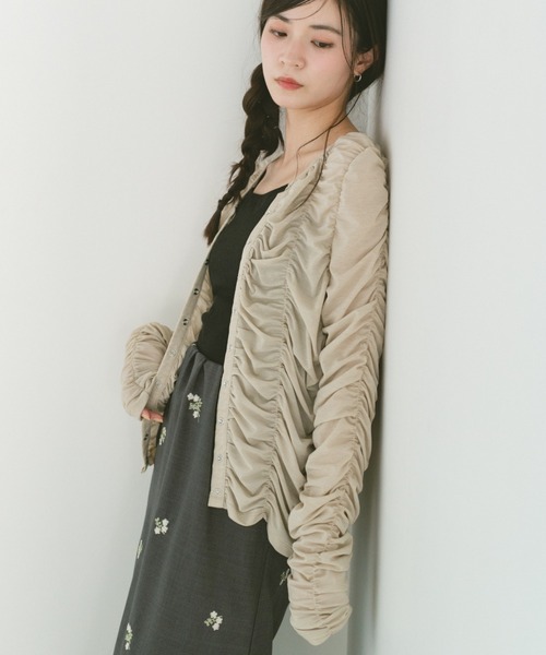 VANNIE U(ヴァニーユー)の「リングスナップシャーリングシアートップス / カーディガン(Tシャツ/カットソー・レディース・ブラック/ホワイト/ベージュ・FREE)」の3枚目の写真