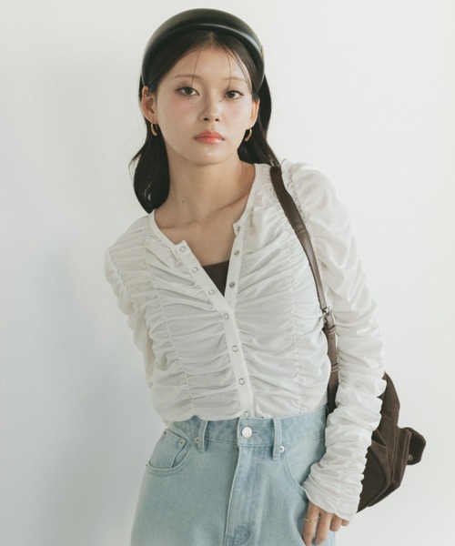 VANNIE U(ヴァニーユー)の「リングスナップシャーリングシアートップス / カーディガン(Tシャツ/カットソー・レディース・ブラック/ホワイト/ベージュ・FREE)」の4枚目の写真