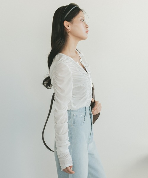 VANNIE U(ヴァニーユー)の「リングスナップシャーリングシアートップス / カーディガン(Tシャツ/カットソー・レディース・ブラック/ホワイト/ベージュ・FREE)」の5枚目の写真
