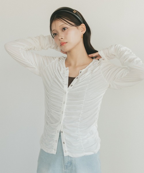 VANNIE U(ヴァニーユー)の「リングスナップシャーリングシアートップス / カーディガン(Tシャツ/カットソー・レディース・ブラック/ホワイト/ベージュ・FREE)」の8枚目の写真