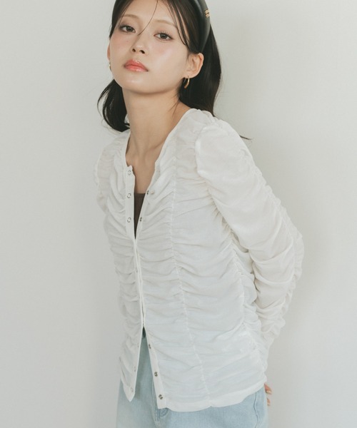 VANNIE U(ヴァニーユー)の「リングスナップシャーリングシアートップス / カーディガン(Tシャツ/カットソー・レディース・ブラック/ホワイト/ベージュ・FREE)」の9枚目の写真