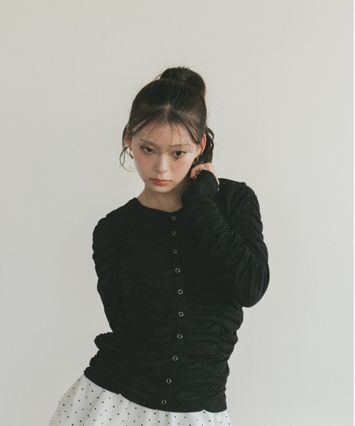 VANNIE U(ヴァニーユー)の「リングスナップシャーリングシアートップス / カーディガン(Tシャツ/カットソー・レディース・ブラック/ホワイト/ベージュ・FREE)」の13枚目の写真