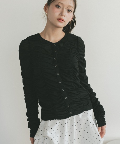 VANNIE U(ヴァニーユー)の「リングスナップシャーリングシアートップス / カーディガン(Tシャツ/カットソー・レディース・ブラック/ホワイト/ベージュ・FREE)」の16枚目の写真