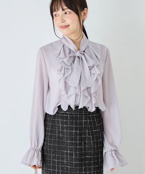 INCEDE（インシード）の「シフォンジョーゼット フリルブラウス│上品フェミニン/軽やかな着心地/シアー/オフィスカジュアル/きれいめ/オンオフ兼用（シャツ/ブラウス・レディース・ライトグレー/ネイビー/オフホワイト・M/L/LL）」の2枚目の写真