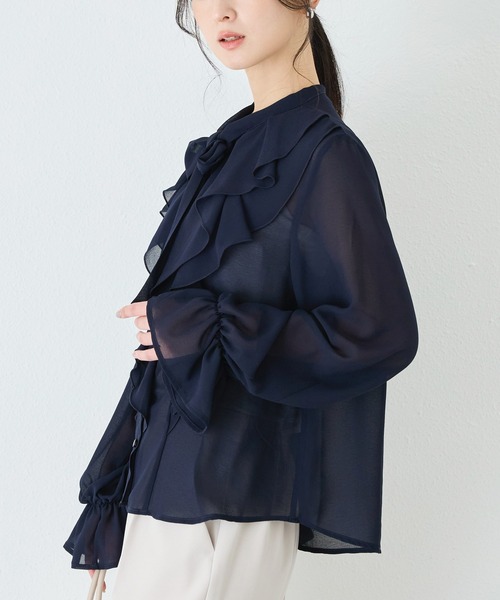 INCEDE（インシード）の「シフォンジョーゼット フリルブラウス│上品フェミニン/軽やかな着心地/シアー/オフィスカジュアル/きれいめ/オンオフ兼用（シャツ/ブラウス・レディース・ライトグレー/ネイビー/オフホワイト・M/L/LL）」の14枚目の写真
