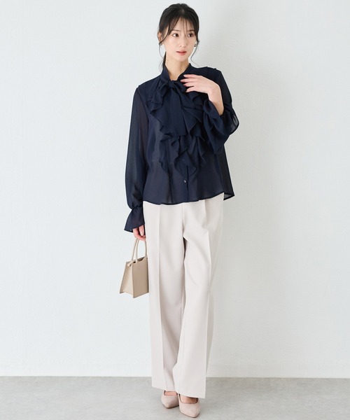 INCEDE（インシード）の「シフォンジョーゼット フリルブラウス│上品フェミニン/軽やかな着心地/シアー/オフィスカジュアル/きれいめ/オンオフ兼用（シャツ/ブラウス・レディース・ライトグレー/ネイビー/オフホワイト・M/L/LL）」の18枚目の写真