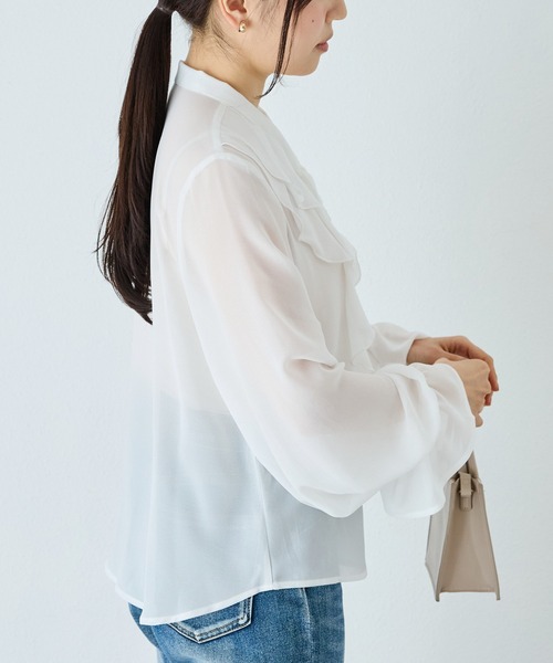 INCEDE（インシード）の「シフォンジョーゼット フリルブラウス│上品フェミニン/軽やかな着心地/シアー/オフィスカジュアル/きれいめ/オンオフ兼用（シャツ/ブラウス・レディース・ライトグレー/ネイビー/オフホワイト・M/L/LL）」の5枚目の写真