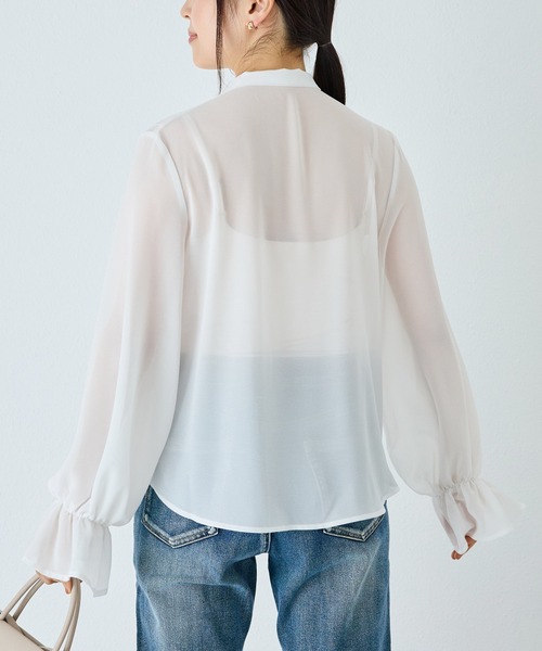 INCEDE（インシード）の「シフォンジョーゼット フリルブラウス│上品フェミニン/軽やかな着心地/シアー/オフィスカジュアル/きれいめ/オンオフ兼用（シャツ/ブラウス・レディース・ライトグレー/ネイビー/オフホワイト・M/L/LL）」の6枚目の写真