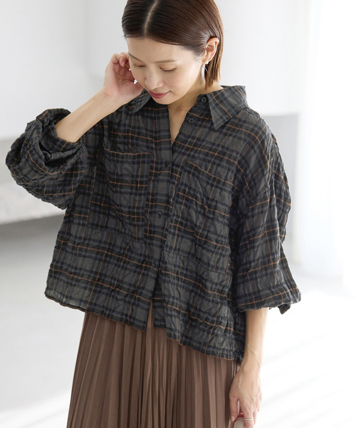 IENA（イエナ）の「《新色/追加》シャーリングチェックショートシャツ（シャツ/ブラウス・レディース・ブラック系その他/ブルー/ベージュ・FREE）」の2枚目の写真