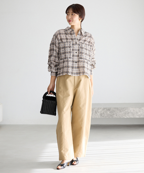 IENA（イエナ）の「《新色/追加》シャーリングチェックショートシャツ（シャツ/ブラウス・レディース・ブラック系その他/ブルー/ベージュ・FREE）」の6枚目の写真