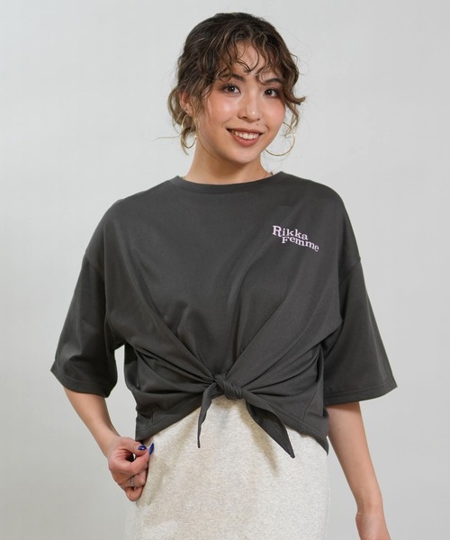 RIKKA FEMME(リッカファム)の「RIKKA FEMME/リッカファム 半袖 Tシャツ バックプリント 結びデザイン 吸水速乾 UVカット RF6S-2103(Tシャツ/カットソー・レディース・チャコールグレー/ホワイト/イエロー/ネイビー・FREE)」の2枚目の写真