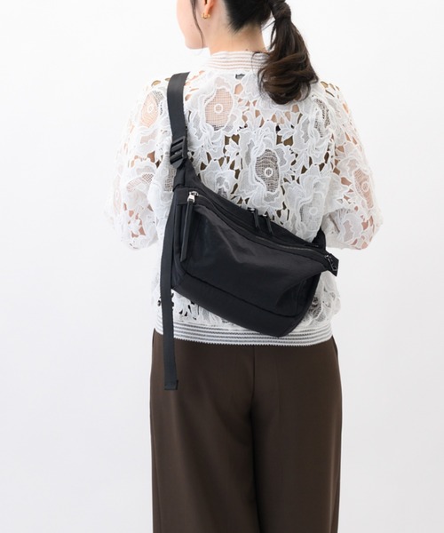 W&.Day/Night(ダブルアンド デイナイト)の「ショルダーバッグ キルッコ コレクション 6L ボトルホルダー 19143(ショルダーバッグ・レディース・ライトグレー系/ブラック・FREE)」の2枚目の写真