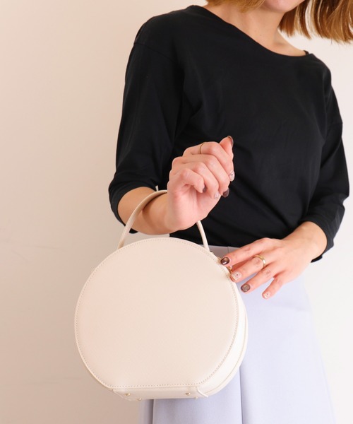 artemis by DIANA(アルテミスバイダイアナ)の「ショルダーベルト付属2WAY Wファスナーラウンドバッグ(ハンドバッグ・レディース・ブラック/アイボリー/マルチ/レッド・FREE)」の1枚目の写真