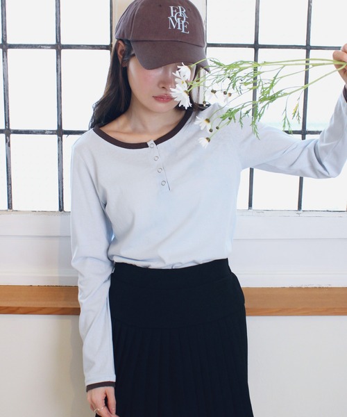 Reurie'(レウリィ)の「レイヤードヘンリーネックT / 重ね着 配色デザイン シンプル 韓国 カジュアル ピンク ブルー グレー パステルカラー(Tシャツ/カットソー・レディース・ライトブルー/ライトグレー/ピンク・FREE)」の2枚目の写真