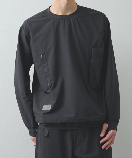 POLIQUANT(ポリクアント)の「【POLIQUANT/ポリクアント】THE DEFORMED L/S PULLOVER WITH UTILITY POCKETS(その他トップス・メンズ・カーキ/ブラック・2/1)」の2枚目の写真