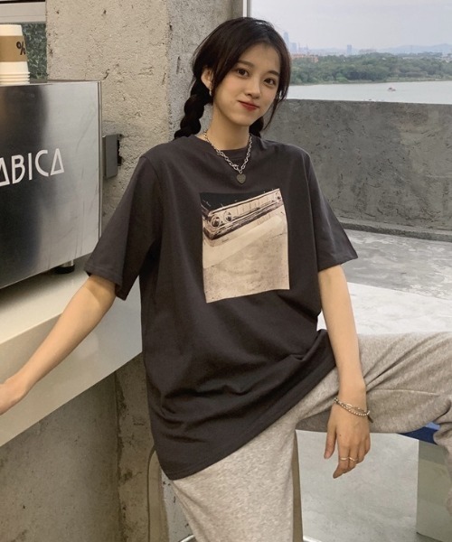 SHEPP（シープ）の「【26年春夏新作】オーバーサイズ フロントフォトプリント ビッグTシャツ（Tシャツ/カットソー・レディース・ホワイト/ベージュ/チャコール・L/M）」の9枚目の写真