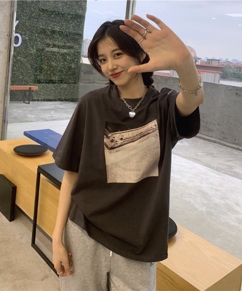 SHEPP（シープ）の「【26年春夏新作】オーバーサイズ フロントフォトプリント ビッグTシャツ（Tシャツ/カットソー・レディース・ホワイト/ベージュ/チャコール・L/M）」の6枚目の写真