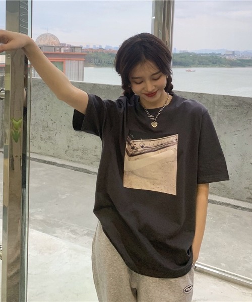 SHEPP（シープ）の「【26年春夏新作】オーバーサイズ フロントフォトプリント ビッグTシャツ（Tシャツ/カットソー・レディース・ホワイト/ベージュ/チャコール・L/M）」の7枚目の写真