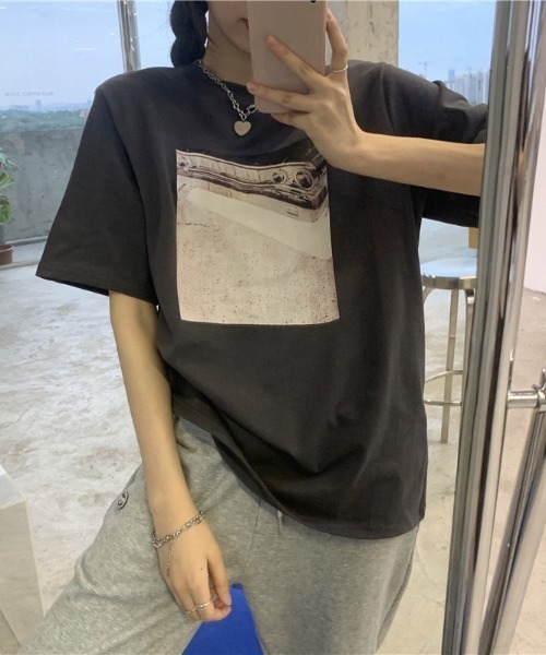 SHEPP（シープ）の「【26年春夏新作】オーバーサイズ フロントフォトプリント ビッグTシャツ（Tシャツ/カットソー・レディース・ホワイト/ベージュ/チャコール・L/M）」の5枚目の写真