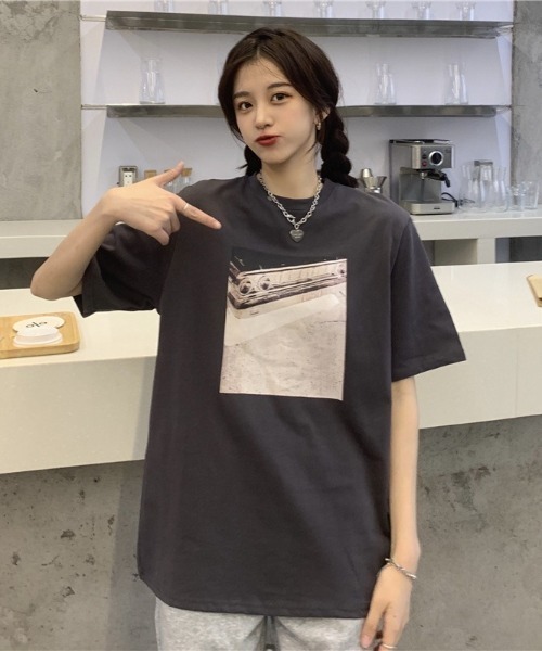 SHEPP（シープ）の「【26年春夏新作】オーバーサイズ フロントフォトプリント ビッグTシャツ（Tシャツ/カットソー・レディース・ホワイト/ベージュ/チャコール・L/M）」の4枚目の写真