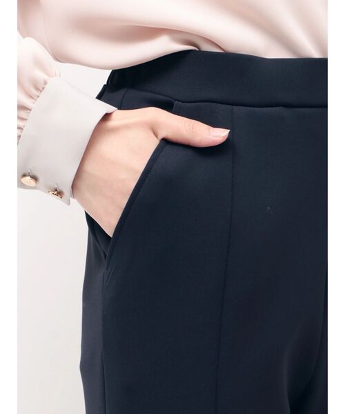 TONAL(トーナル)の「360°ストレッチスリムフレアパンツ(その他パンツ・レディース・ネイビー/ブラック/オフホワイト・MEDIUM/SMALL/LARGE)」の5枚目の写真