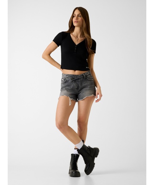 GUESS JEANS(ゲスジーンズ)の「GUESS JEANS Pointelle Short Sleeves Henley Top 半袖 トップス(Tシャツ/カットソー・レディース・ブラック・SMALL/MEDIUM/X-SMALL)」の4枚目の写真