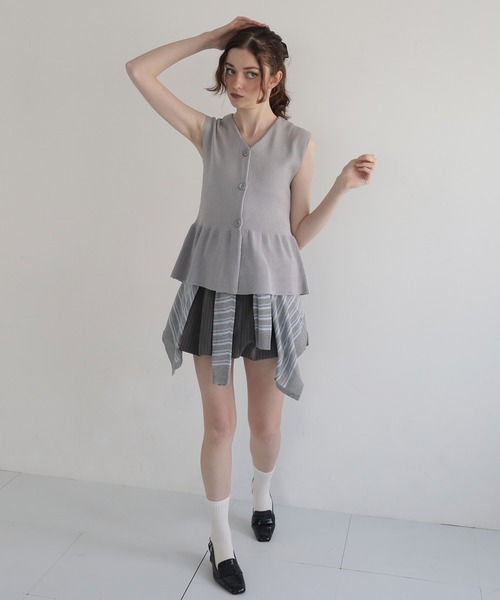 Mili affinity(ミリアフィニティー)の「ペプラムVネックベスト(Tシャツ/カットソー・レディース・グレー/ブラック/アイボリー/レッド/ベージュ・FREE)」の20枚目の写真