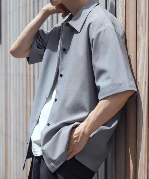 ITEMS URBANRESEARCH(アイテムズ アーバンリサーチ)の「2wayストレッチスナップ半袖シャツ(シャツ/ブラウス・メンズ・ベージュ/ネイビー/グレー/ブラック・MEDIUM/LARGE)」の2枚目の写真