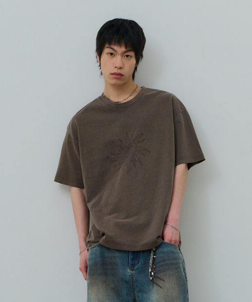 DESIRED(デシレッド)の「フロントグラフィックピグメント半袖Tシャツ-FBSK5810D08(Tシャツ/カットソー・メンズ・ブラウン・MEDIUM/LARGE/X-LARGE)」の1枚目の写真