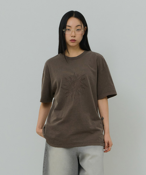 DESIRED(デシレッド)の「フロントグラフィックピグメント半袖Tシャツ-FBSK5810D08(Tシャツ/カットソー・メンズ・ブラウン・MEDIUM/LARGE/X-LARGE)」の7枚目の写真