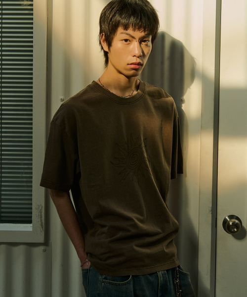 DESIRED(デシレッド)の「フロントグラフィックピグメント半袖Tシャツ-FBSK5810D08(Tシャツ/カットソー・メンズ・ブラウン・MEDIUM/LARGE/X-LARGE)」の5枚目の写真