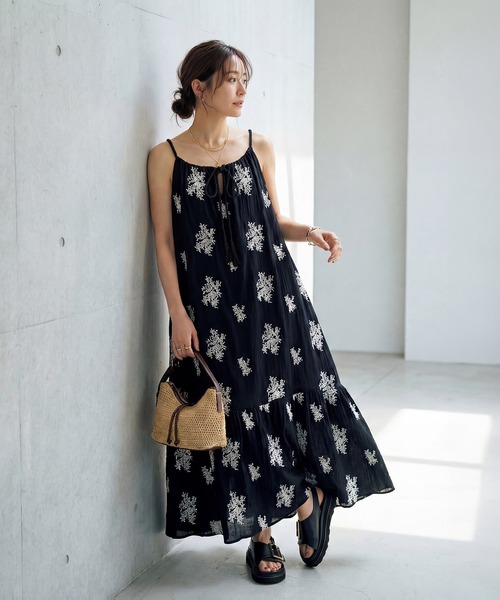 STYLE DELI(スタイルデリ)の「【DELI by】フラワー刺繍キャミワンピース(ワンピース・レディース・ブラック・FREE)」の1枚目の写真