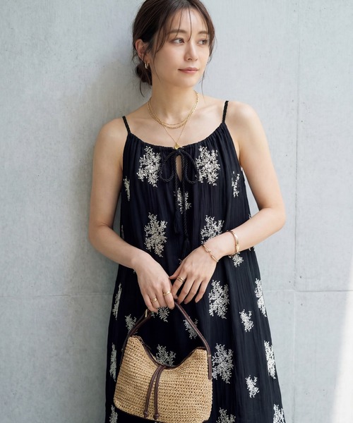 STYLE DELI(スタイルデリ)の「【DELI by】フラワー刺繍キャミワンピース(ワンピース・レディース・ブラック・FREE)」の2枚目の写真