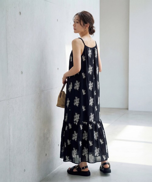 STYLE DELI(スタイルデリ)の「【DELI by】フラワー刺繍キャミワンピース(ワンピース・レディース・ブラック・FREE)」の4枚目の写真