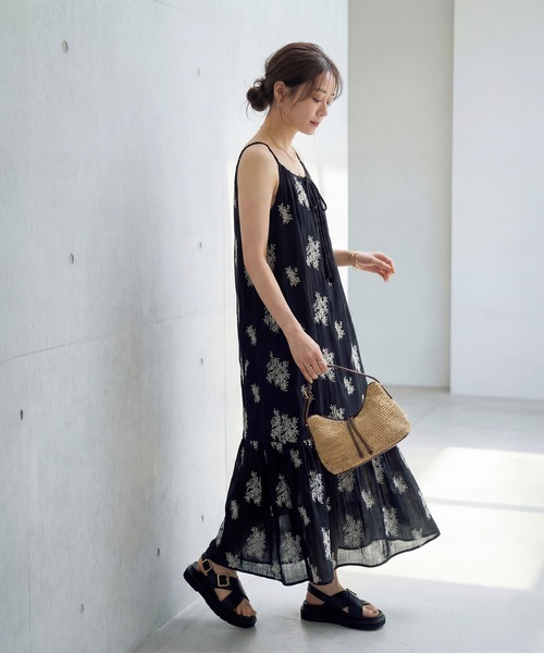STYLE DELI(スタイルデリ)の「【DELI by】フラワー刺繍キャミワンピース(ワンピース・レディース・ブラック・FREE)」の5枚目の写真